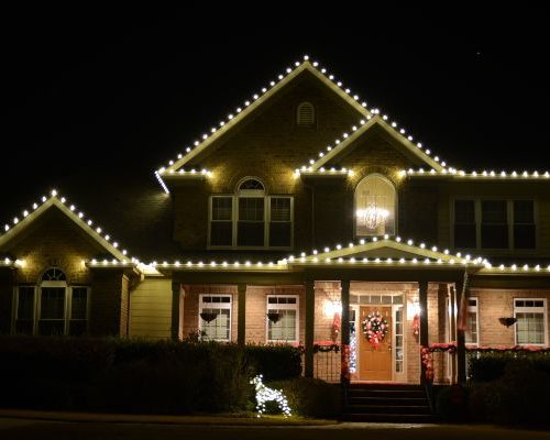 beautiful-christmas-lights-residential-decoration-image1